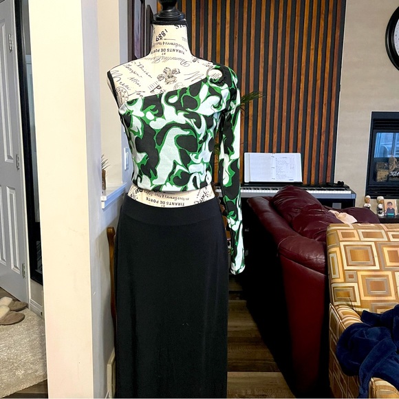 BNWOT ZARA Asymmetric Black and Green Top Size Large - Picture 1 of 8